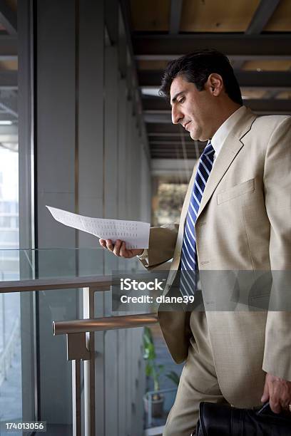 Empresário De Preparação - Fotografias de stock e mais imagens de Estudar - Estudar, Pasta executiva, 30-39 Anos