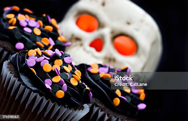 Cupcakes Dia Das Bruxas - Fotografias de stock e mais imagens de Cor preta - Cor preta, Dia das Bruxas, Bolinho