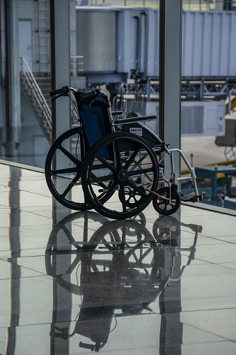 tekerlekli sandalyeyle seyahat yapan biri