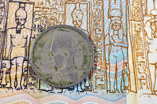 rond métal deux 2 millièmes égyptiens série 1938 ad 1357 ah comporte buste du roi farouk ier d’égypte sur l’avers et la valeur et la date au revers, ancienne pièce historique ancienne du royaume d’égypte - farouk i photos et images de collection