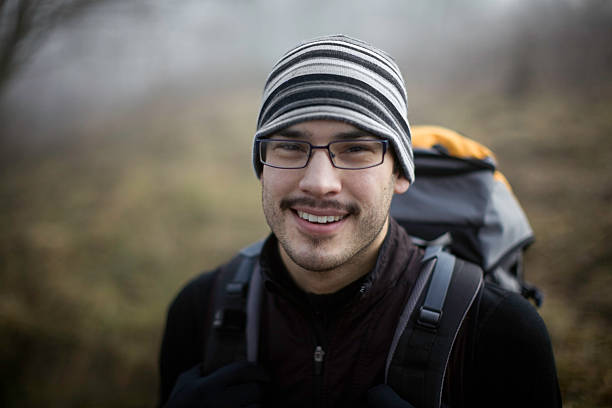 молодой этнических турист с рюкзаком в лесу - культура аляски стоковые фото и изображения