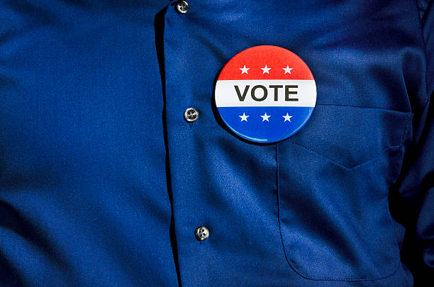 botón de voto sobre azul vestido camisero - voting usa button politics fotografías e imágenes de stock