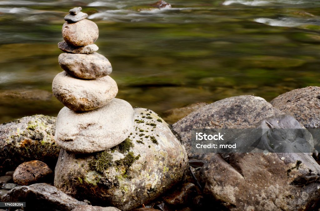 Stos kamieni przez River - Zbiór zdjęć royalty-free (Aranżacja)
