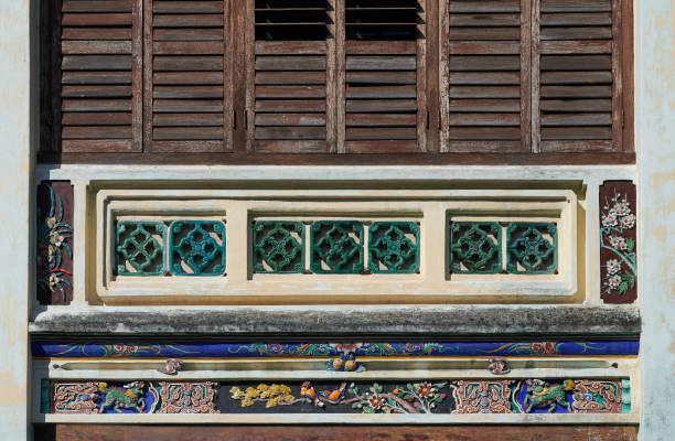 antica casa con decorazioni tradizionali a george town. casa di arredamento in porcellana cinese tradizionale a penang. persiane a lamelle in legno vintage. - louvred foto e immagini stock