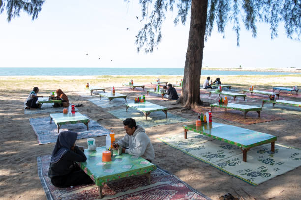 asian muslims relaxing on holiday at the seaside. - 7003 imagens e fotografias de stock