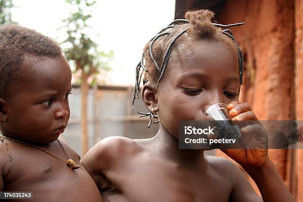 Photo libre de droit de Enfants Dafrique banque d'images et plus d'images libres de droit de Afrique - Afrique, Boire, Boisson