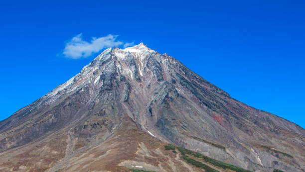 vulkan vilyuchinsky auf der halbinsel kamtschatka im sommer - schichtvulkan stock-fotos und bilder