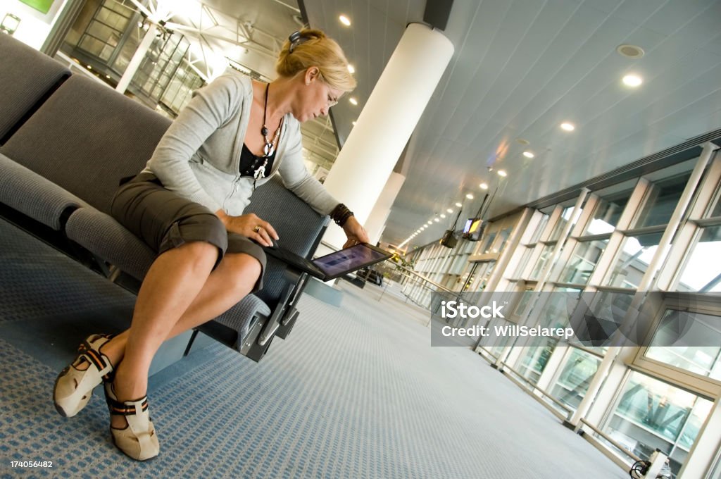 女性、ノートパソコンの空港 - eコマースのロイヤリティフリーストックフォト