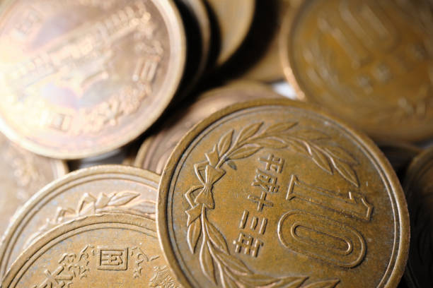 istock Many 10 yen coins overlap 1740638340