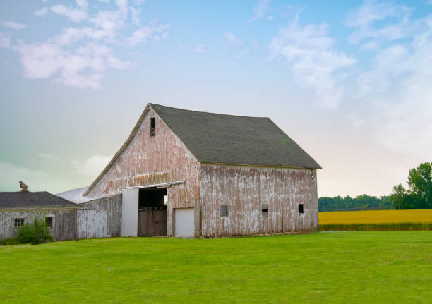 Small barn locate Canada