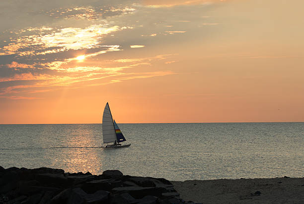 barca a vela nel tramonto - contea di cape may foto e immagini stock
