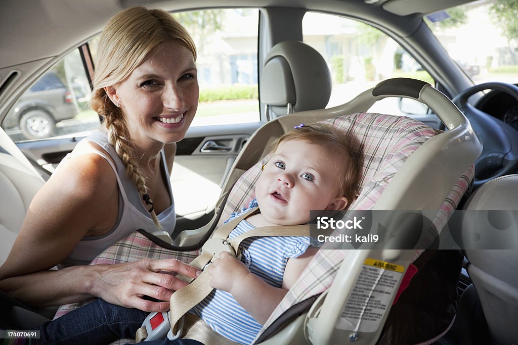 Мать и ребенок в Детское автокресло - Стоковые фото 30-34 года роялти-фри