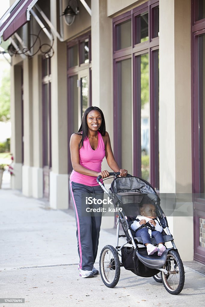 African American Mütter Schieben Kinderwagen auf Gehweg - Lizenzfrei Sportkinderwagen Stock-Foto