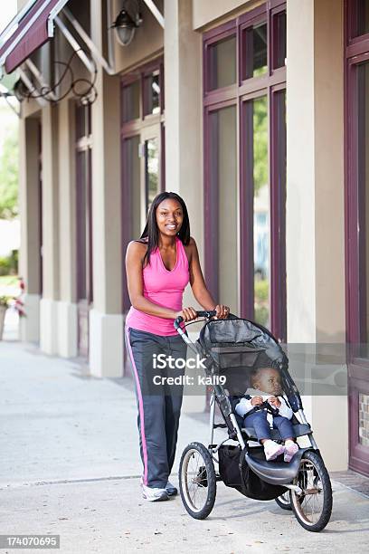 African American Mütter Schieben Kinderwagen Auf Gehweg Stockfoto und mehr Bilder von Sportkinderwagen