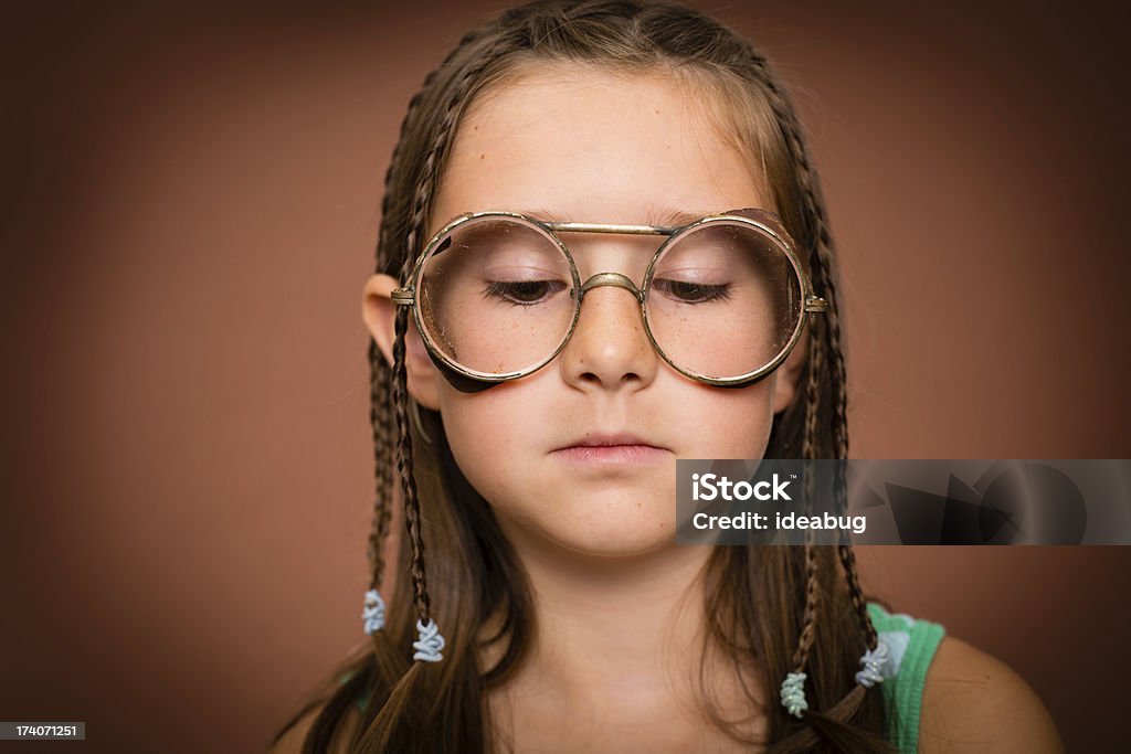 Triste petite fille portant des lunettes Steampunk Vintage - Photo de Enfant libre de droits
