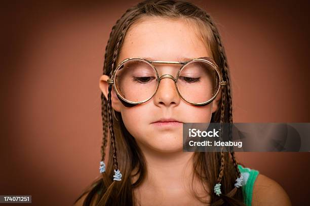 悲しい着てヴィンテージのスチームパンク少女メガネ - スチームパンクのストックフォトや画像を多数ご用意 - スチームパンク, 子供, 1人