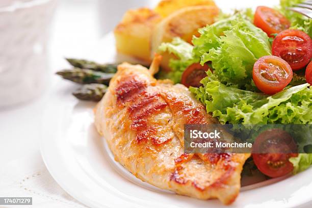 Gegrilltes Hühnchen Und Steaks Mit Kartoffeln Spargel Salat Stockfoto und mehr Bilder von Filetiert