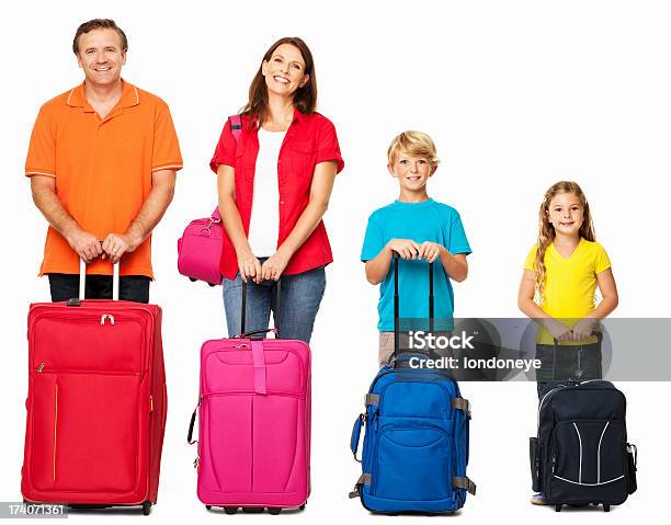 Famiglia Sorridente Con I Bagagliisolato - Fotografie stock e altre immagini di Famiglia - Famiglia, Valigia, Viaggio