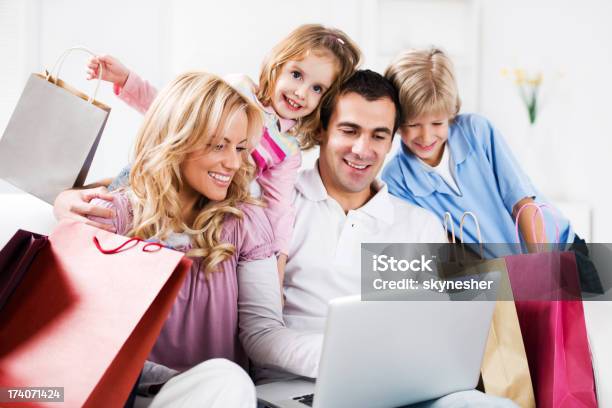 Ritratto Di Una Famiglia Felice Avendo Shopping Online - Fotografie stock e altre immagini di Fare spese