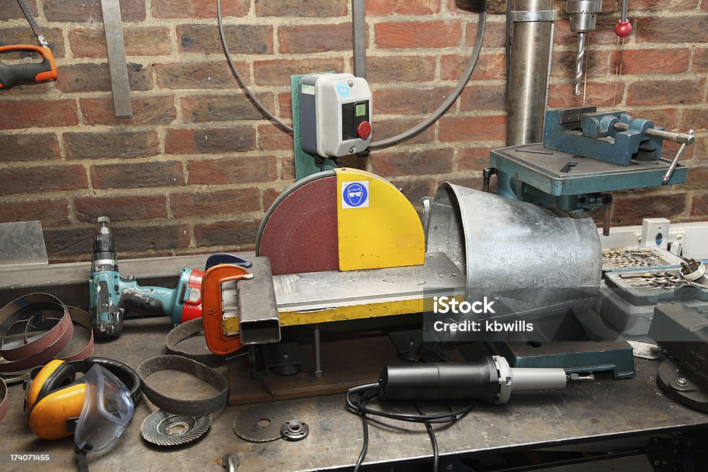 Artisti workbench con punta in metallo e strumenti elettrici - Foto stock royalty-free di Cintura