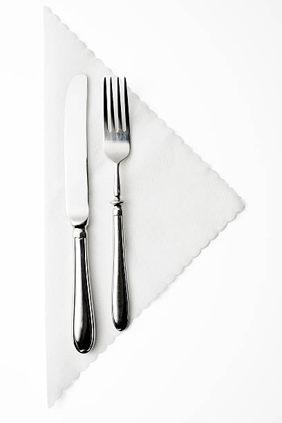 toma de lugar entorno aislado sobre fondo blanco - silverware place setting napkin fork fotografías e imágenes de stock