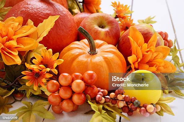 Decoración De Otoño Sobre Blanco Foto de stock y más banco de imágenes de Acontecimiento - Acontecimiento, Arce, Blanco - Color