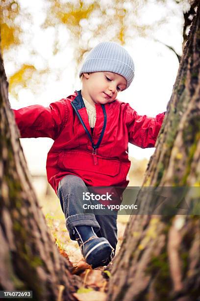 Niño Explorar Y Superar Los Obstáculos Foto de stock y más banco de imágenes de Gabardina - Ropa impermeable - Gabardina - Ropa impermeable, Rojo, Adversidad