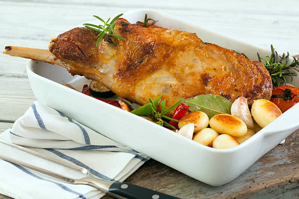 geröstete lammkeule - alle für einen stock-fotos und bilder