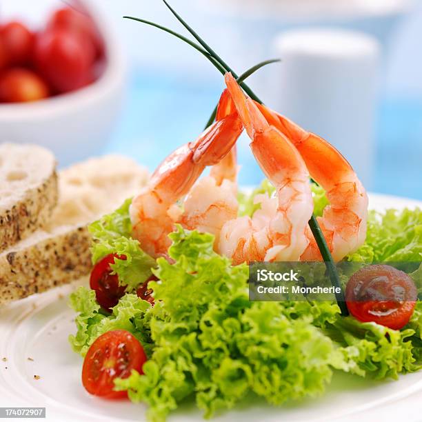 Camarões Deliciosa Salada - Fotografias de stock e mais imagens de Alface - Alface, Alimentação Saudável, Azul