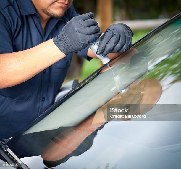 Auto Reparación De Vidrio De Reemplazo Foto de stock y más banco de imágenes de Coche - Coche, Cristal - Material, Técnico