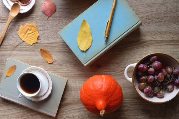 comida doce, bebida quente e detalhes outonais - squash pumpkin orange japanese fall foliage - fotografias e filmes do acervo