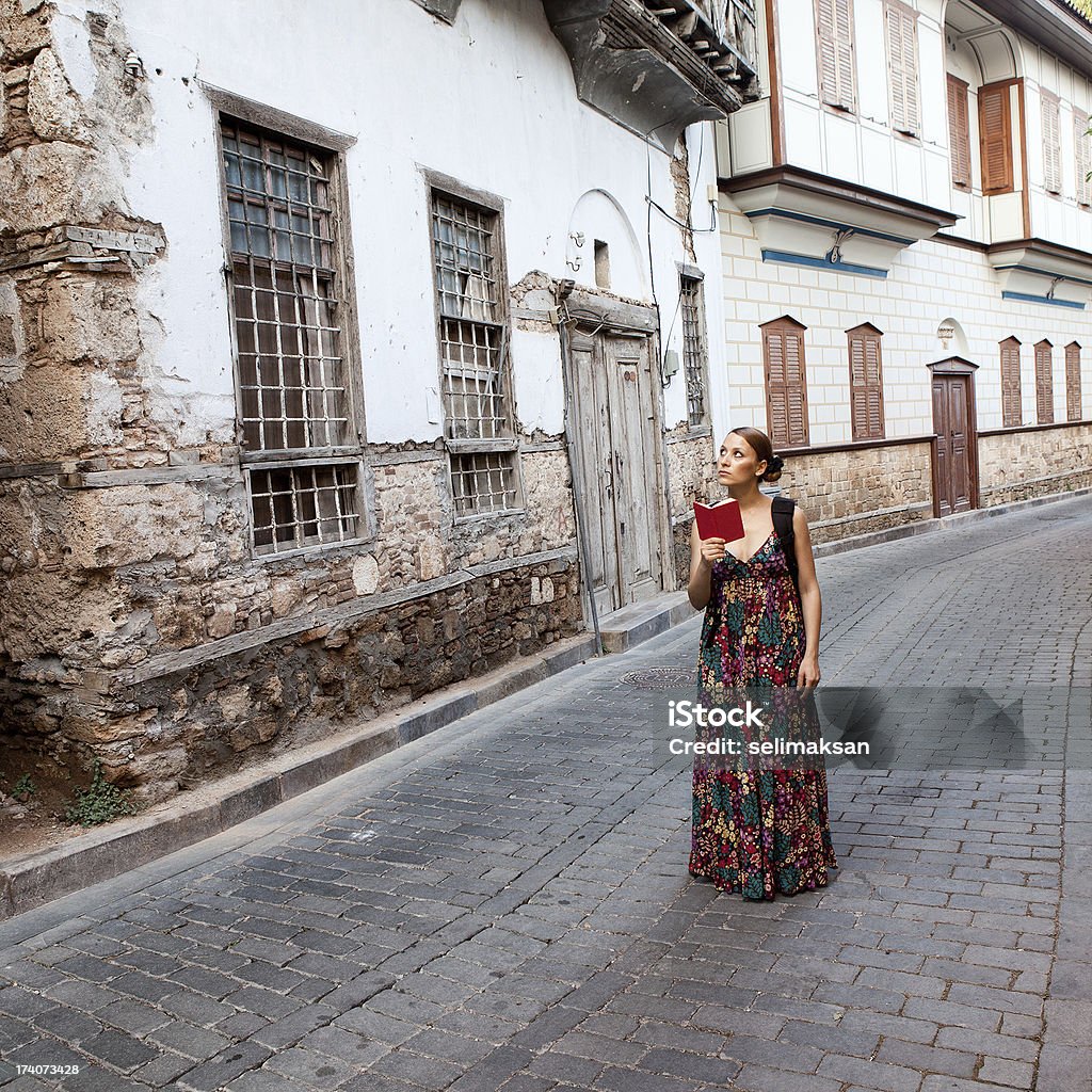 Туристическая женщина потери в Kaleici, старого города Анталия - Стоковые фото Архитектура роялти-фри