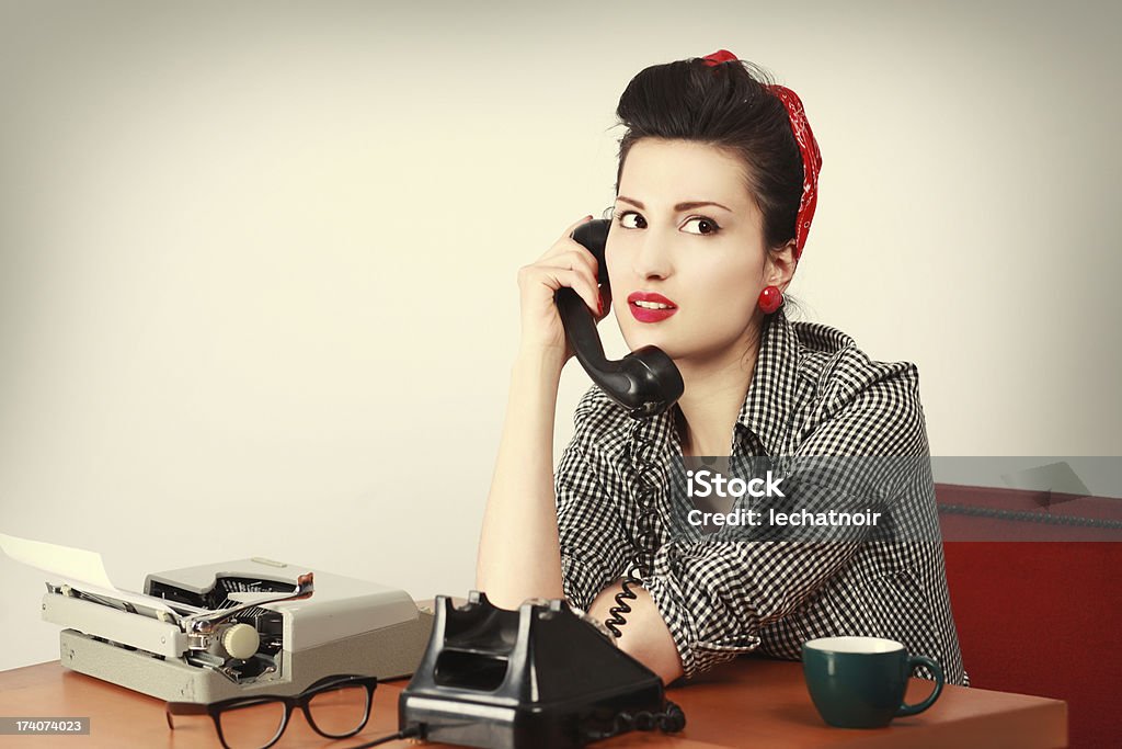 Vintage fille sur le téléphone - Photo de D'autrefois libre de droits