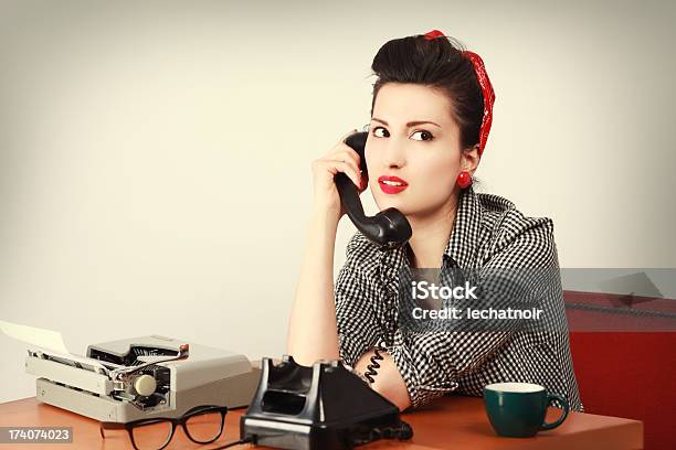 Foto de Vintage Garota No Telefone e mais fotos de stock de Estilo retrô - Estilo retrô, Fora De Moda - Estilo, Retrato