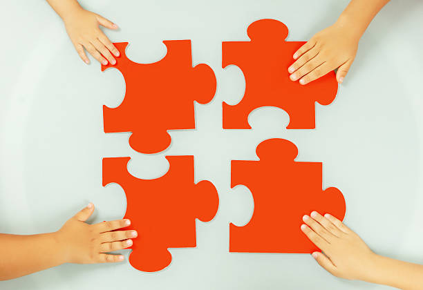 problème résolu - jigsaw puzzle teamwork puzzle red photos et images de collection