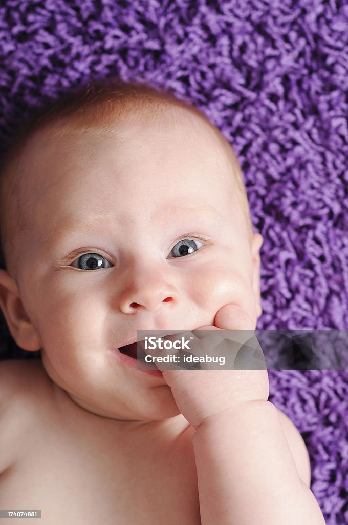 Farbe Bild von Happy Baby Saugen auf Finger - Lizenzfrei 2-5 Monate Stock-Foto