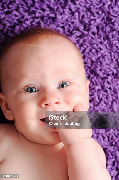 Цветное Изображение Счастливых Ребенка Сосать На Пальца — стоковые фотографии и другие картинки 2-3 месяца