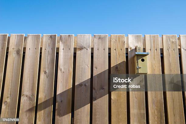 Nest Scatola Di Legno Appeso Sulla Parete - Fotografie stock e altre immagini di Animale - Animale, Barriera, Blu