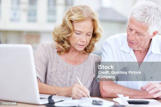 Balancing Ihr Budget Stockfoto und mehr Bilder von Alt - Alt, Paar - Partnerschaft, Rechenmaschine