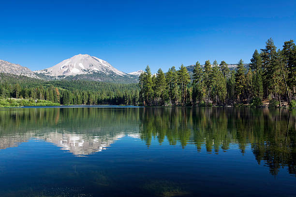 ラッセン火山国立公園 - manzanita lake ストックフォトと画像