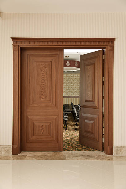 семинар номер, открыл дверь - wooden doors стоковые фото и изображения