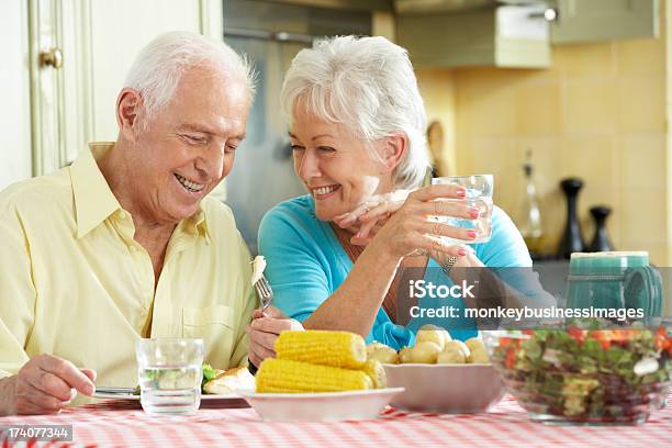 Par Sênior Comer A Refeição Juntos Na Cozinha - Fotografias de stock e mais imagens de Comer - Comer, Terceira idade, Casal Idoso