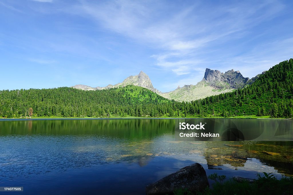 Lago de montaña en Siberia. - Foto de stock de Agua libre de derechos