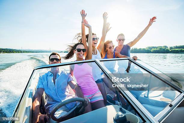 5 행복한 젊은 수 있는 고속 모터보트 몰아보기 여름에 대한 스톡 사진 및 기타 이미지 - 여름, 재미, 항해 선박