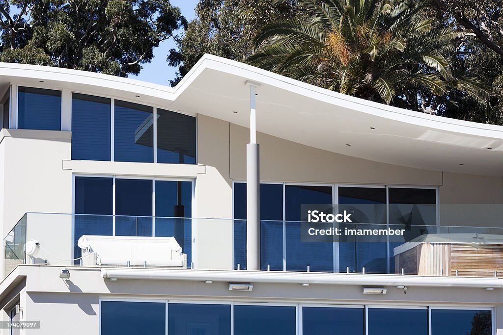 Oberen Teil moder Weißen Haus mit Glaswand Balkon - Lizenzfrei Ferienhaus Stock-Foto