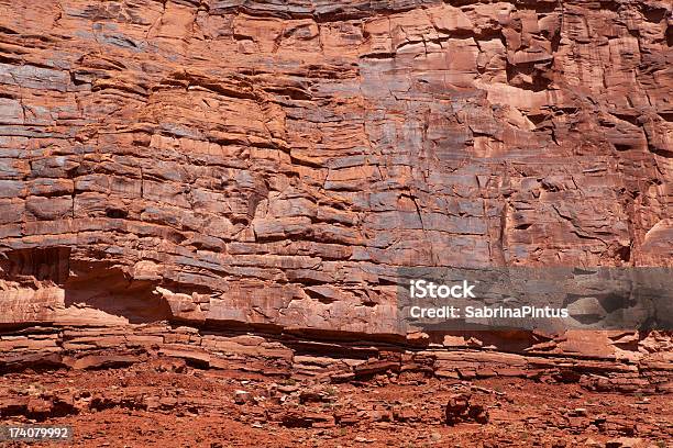 Pared De Roca Roja Foto de stock y más banco de imágenes de Con textura - Con textura, Efecto texturado, Risco