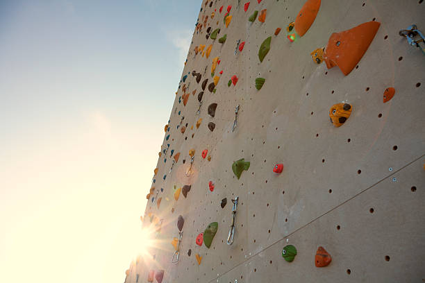parete d'arrampicata al tramonto con riflesso sull'obiettivo - riflesso sullobiettivo foto e immagini stock