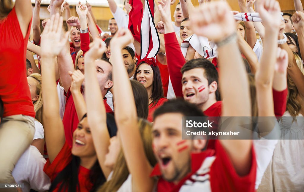 Grupo de eufórico los fanáticos del deporte, aclamando. - Foto de stock de Aficionado libre de derechos