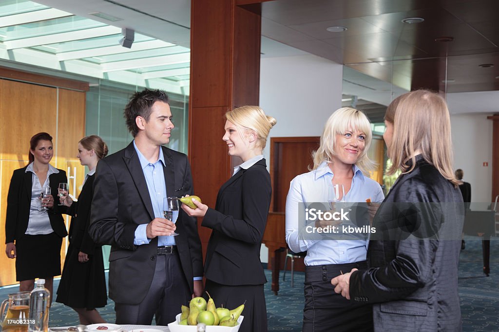 Almuerzo de negocios tipo bufé para jóvenes profesionales en el moderno edificio de oficinas - Foto de stock de Comer libre de derechos