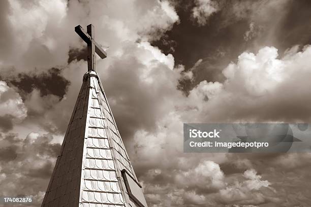 Chiesa E Nuvole - Fotografie stock e altre immagini di Chiesa - Chiesa, Cielo, Close-up